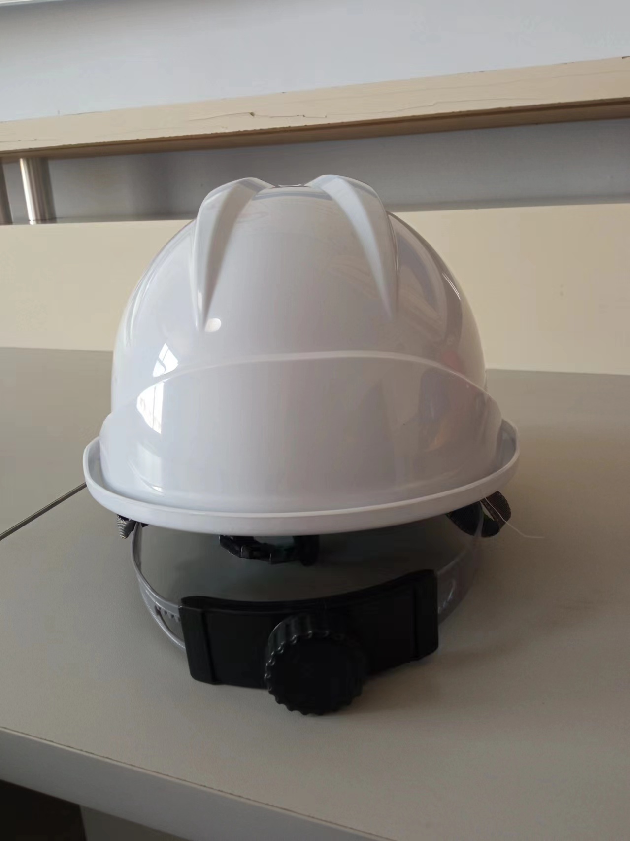 Safety helmet without vent knob